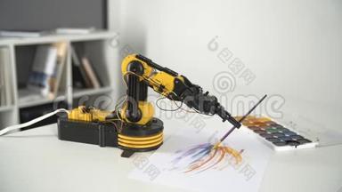 机器人<strong>手臂</strong>与使用刷子绘画。 <strong>智能机械</strong>手实验。 工业机器人模型。